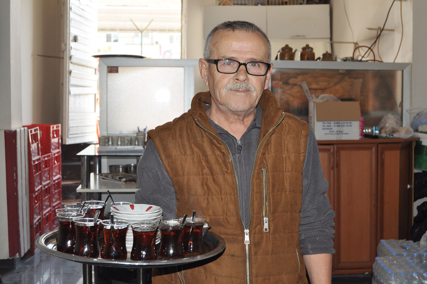 yarim-asirdir-elinde-tepsiyle-cay-dagitiyor-afe53aa2.jpg