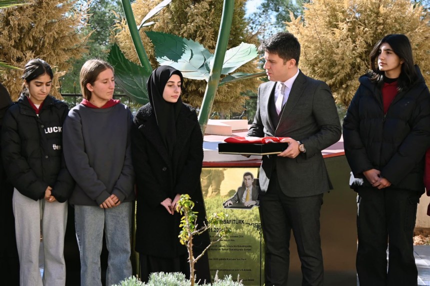 Derik'li öğrencilerden Şehit Kaymakam Safitürk’ün şehadetinin 8’inci yılında kabir ziyareti