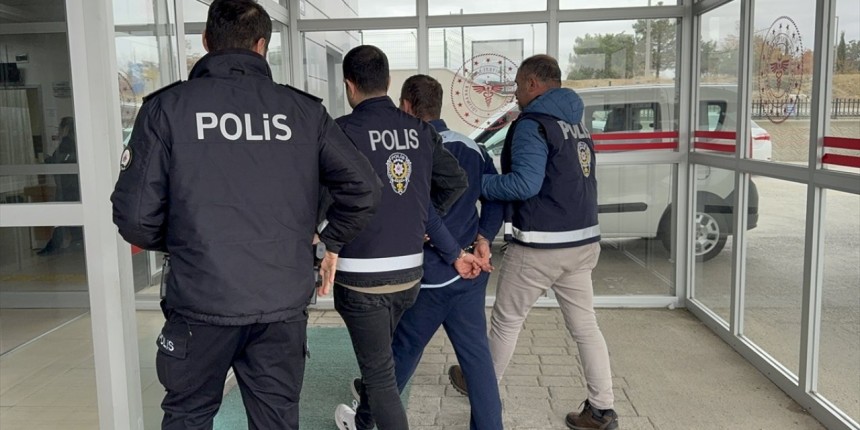 17 yaşındaki genç Annesini bıçakla öldürüp, 4 yakınını yaraladı