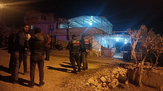 Eşini ve kayınbiraderini av tüfeğiyle öldürdü