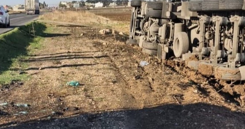 Mardin’de ham petrol yüklü tanker devrildi: 1 yaralı