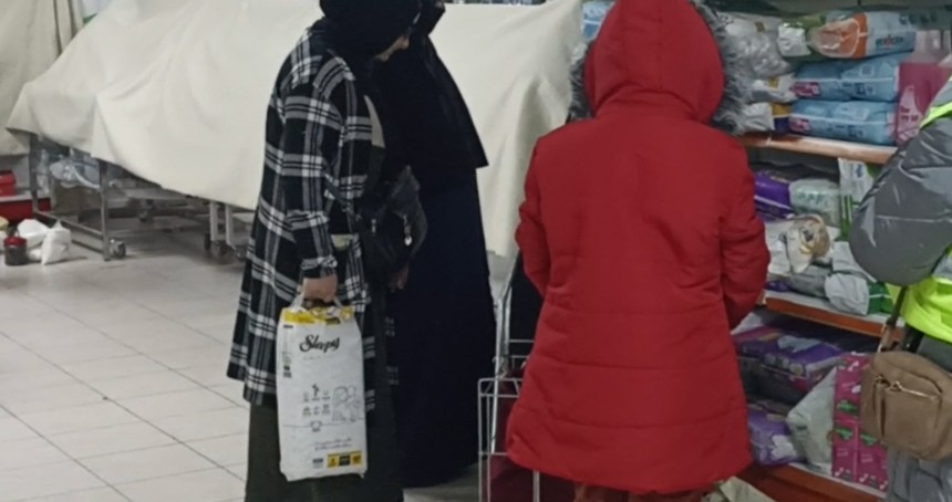 İhtiyaç sahibi ailelere Umut Market aracılığıyla gıda yardımı