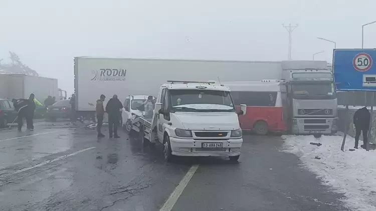 23 aracın karıştığı zincirleme trafik kazasında 31 kişi yaralandı