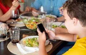 Uzmanlar uyarıyor: Yemek masasında telefon kullanmak sağlık açısından tehlike saçıyor!