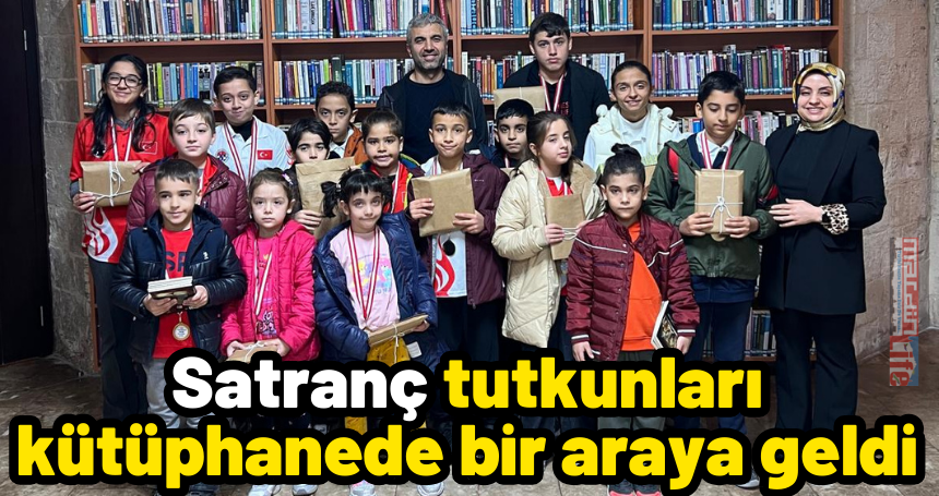 Satranç tutkunları kütüphanede bir araya geldi