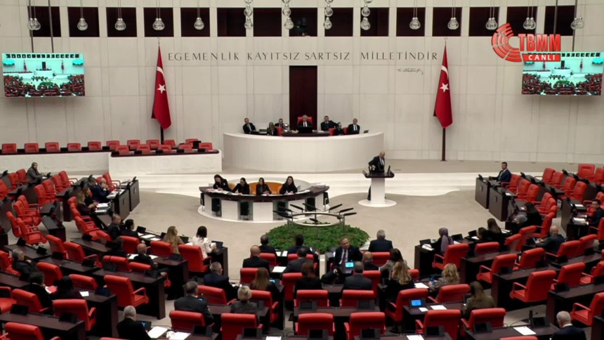 TBMM'de üç gazetecinin gözaltına alınmasına ilişkin tepkiler peş peşe geldi