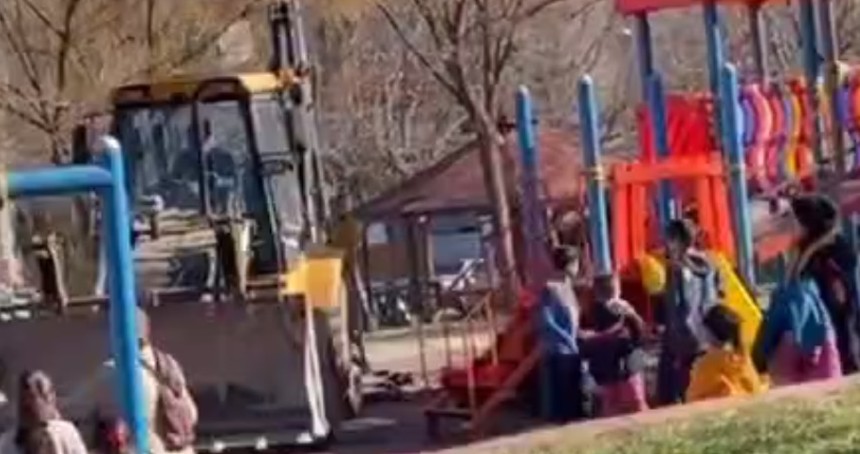 Çocuk parkında güvenlik önlemi alınmadan kepçeyle çalışma yapılmasına tepki
