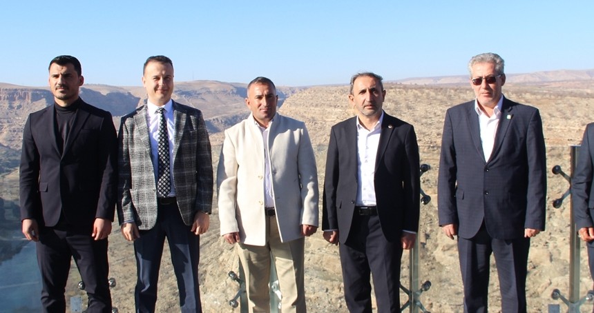 Milletvekili Demir, İdil'de inşa edilen cam seyir terasında incelemelerde bulundu