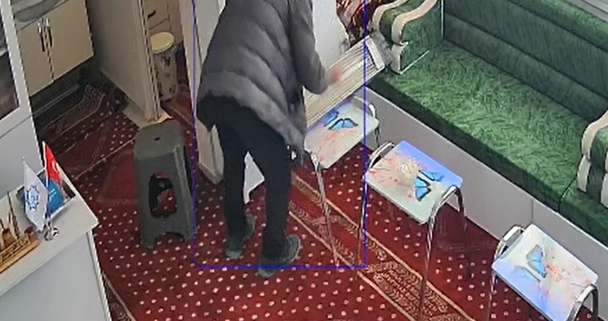Şanlıurfa’da cami odasına giren şüpheli yardım parasını çaldı
