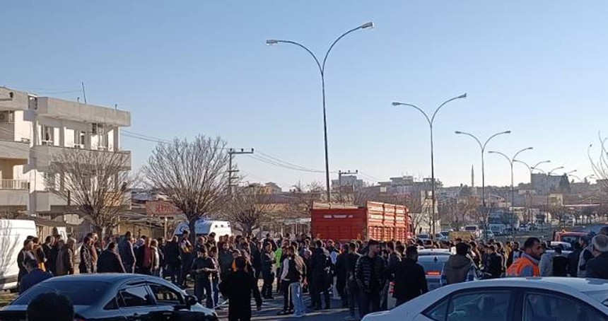 Şanlıurfa’da kazanın yaşandığı yol halk tarafından trafiğe kapatıldı