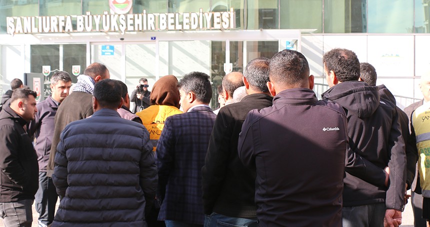 Şanlıurfa'da işten çıkarılan işçiler belediye binası önünde toplandı