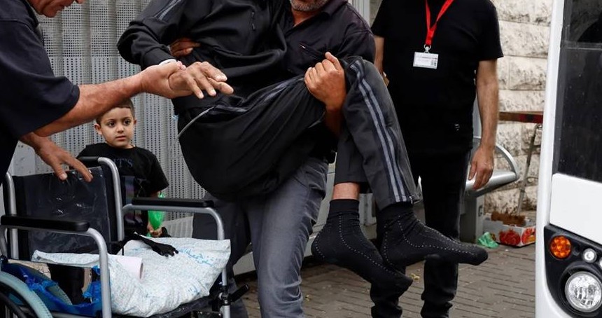 Hasta ve yaralı Filistinliler tedavi için yurtdışına çıkmak üzere Refah sınır kapısından çıktı