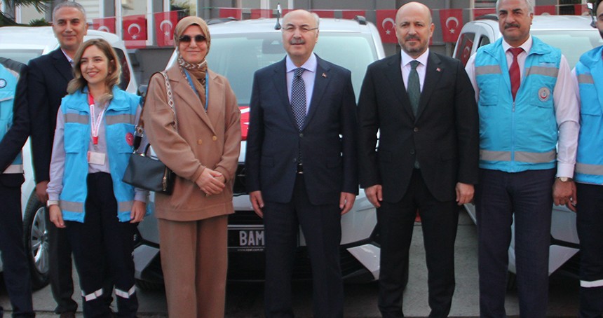 Adana'da Sağlık Bakanlığı tarafından tahsis edilen ambulans ve sağlık araçları törenle teslim edildi