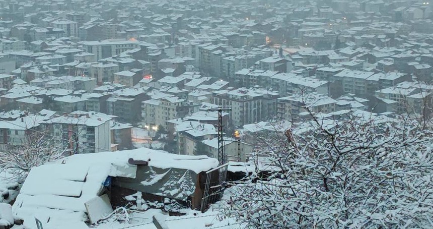 Depremin yıl dönümünde şehir beyaza büründü
