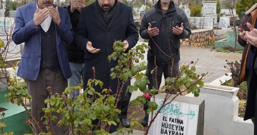 HÜDA PAR Milletvekili Dinç; depremde vefat edenlerin kabirlerini ziyaret etti