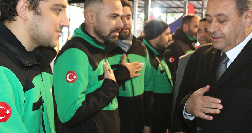 Şanlıurfa Valisi Şıldak arama kurtarma ekiplerini ziyaret etti
