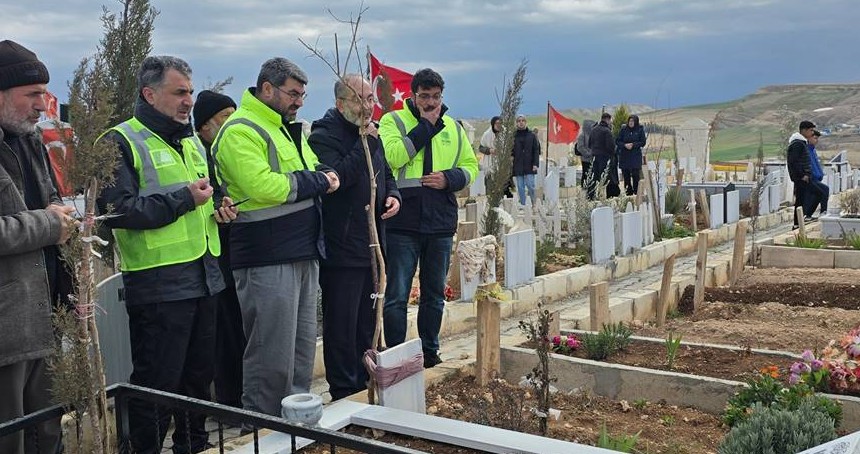 Umut Kervanı, Adıyaman'daki depremde hayatını kaybedenlerin kabirlerini ziyaret etti