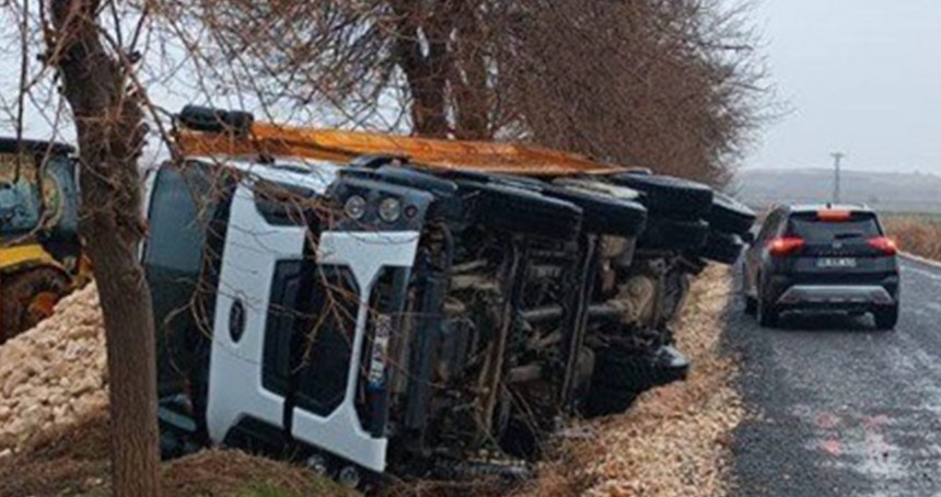 Şanlıurfa’da taş yüklü kamyon devrildi