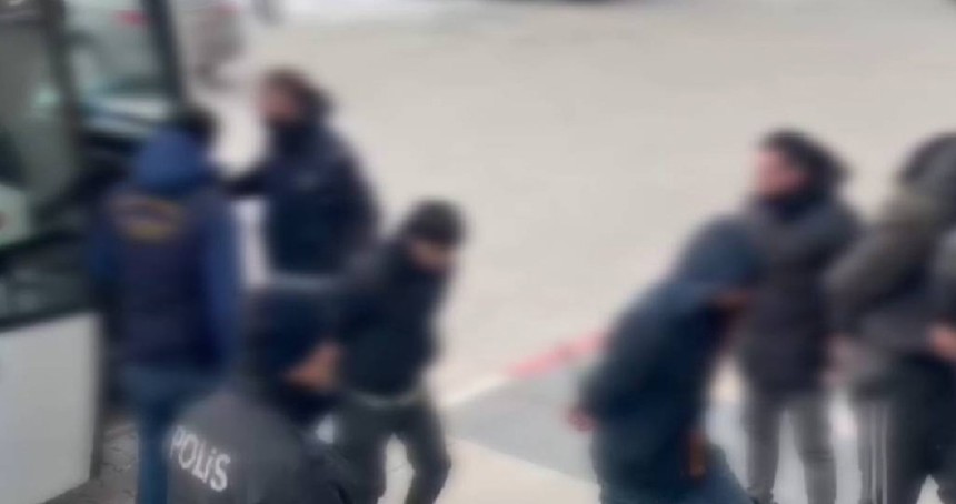 Briket yüklü tırda 31 düzensiz göçmen yakalandı