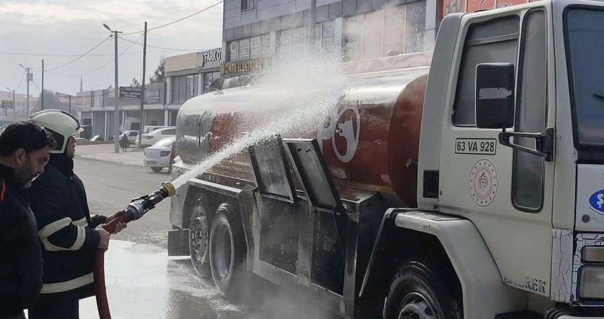 Alev alan yakıt tankeri söndürüldü
