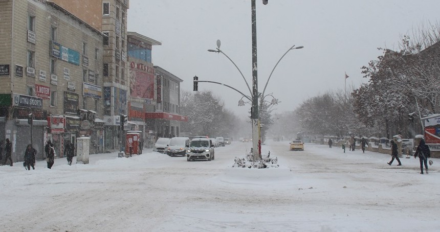 Olumsuz hava koşulları nedeni ile 2 bin 985 yerleşim yerinin yolu ulaşıma kapandı
