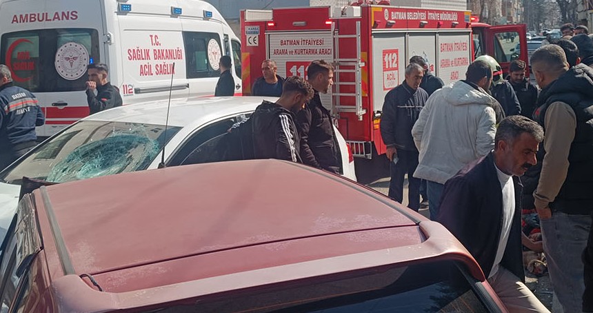 Batman'da iki otomobil ve motosiklet çarpıştı: 1'i ağır 3 yaralı