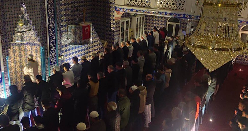 Şanlıurfa'da Ramazanın ilk teravih namazında elektrik kesintisi