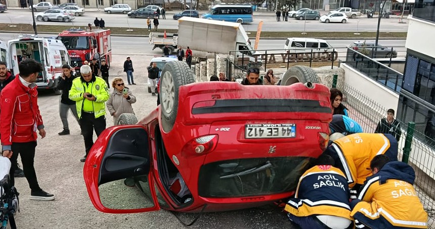 İstinat duvarına çarpan otomobil ters döndü: 1 yaralı