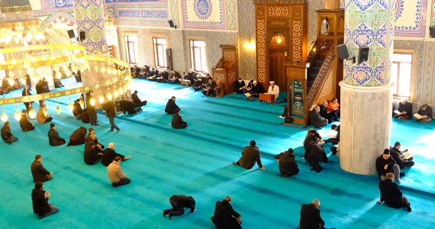 Van’da camiler mukabele halkalarıyla doldu