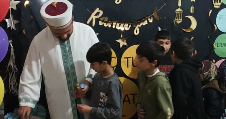 Anamur'da teravih namazına gelen çocuklara hediye
