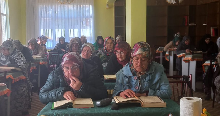 Kadınlar mukabelede buluşuyor