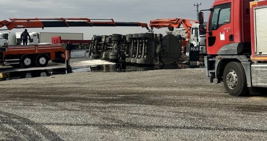 Mardin’de akaryakıt yüklü tanker kontrol noktasına çarpıp devrildi
