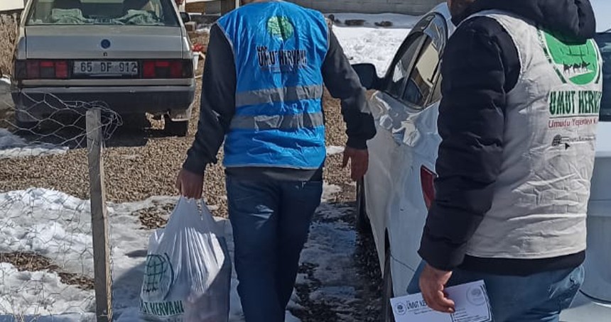 Umut Kervanı'ndan Erciş'te ihtiyaç sahiplerine nakdi ve gıda yardımı