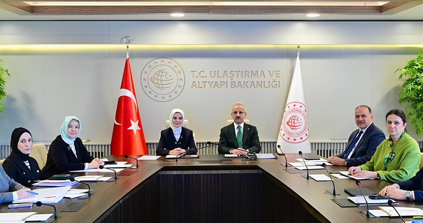 Bakanlar Göktaş ve Uraloğlu'ndan çocukların dijital güvenliği için toplantı