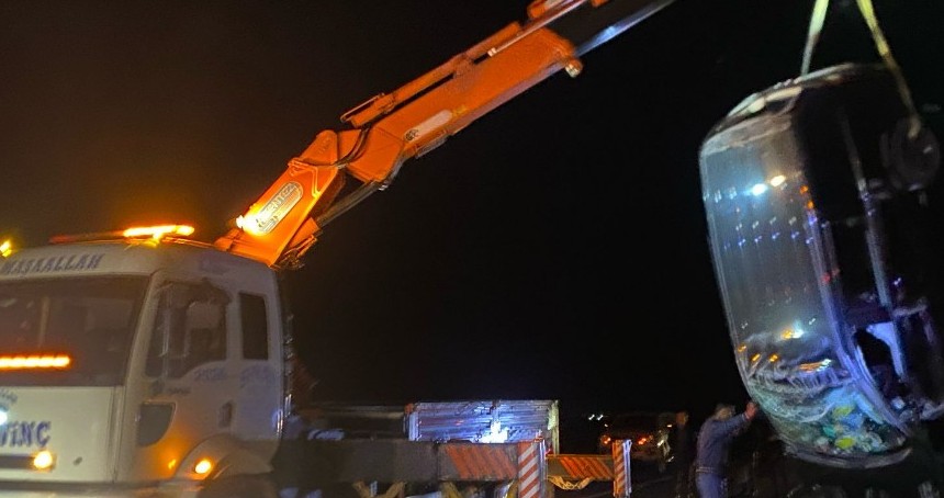 Tırdan fırlayan demire çarpan otomobil takla attı: 3 yaralı