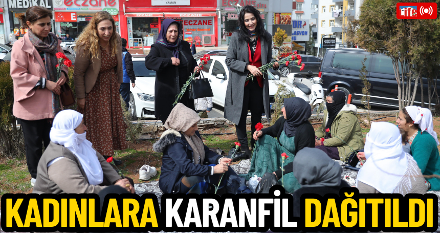 Kadınlara Karanfil dağıtıldı