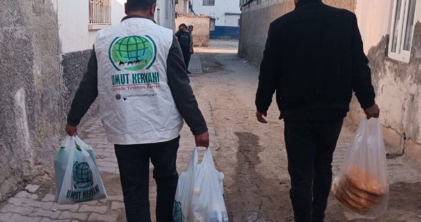 Umut Kervanı Akçakale'de Ramazan yardımını ulaştırdı