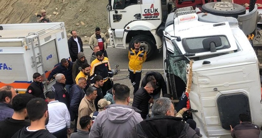 Siirt'te beton mikseri devrildi: Sürücü hayatını kaybetti