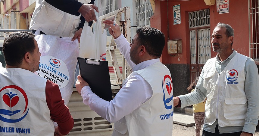 Yetimler Vakfı Gaziantep'te Ramazana özel gıda dağıtımında bulundu