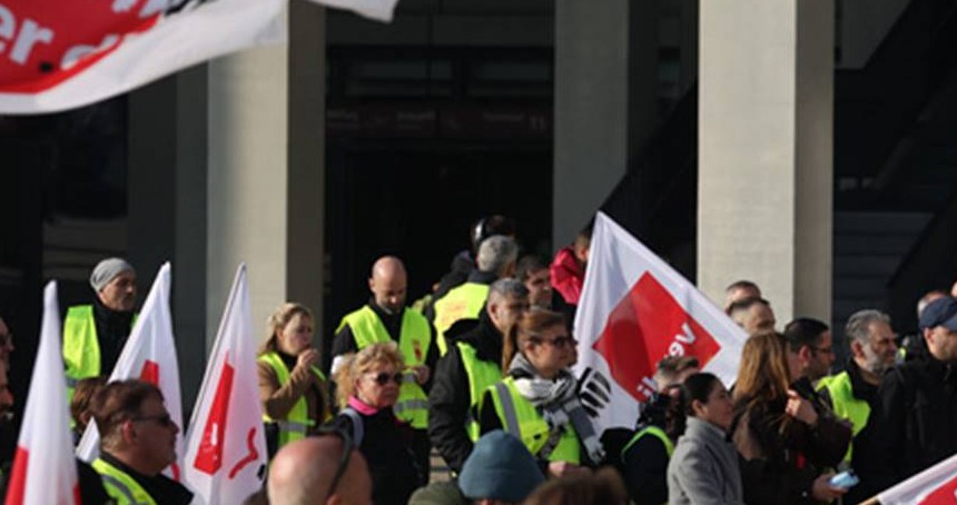Berlin Havalimanı grev nedeniyle tüm düzenli uçuşları durdurdu