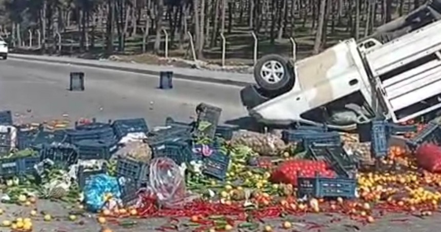 Sebze yüklü kamyonet devrildi: Bir yaralı