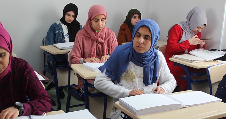 Görme engelliler Braille alfabesiyle mukabele yapıyor