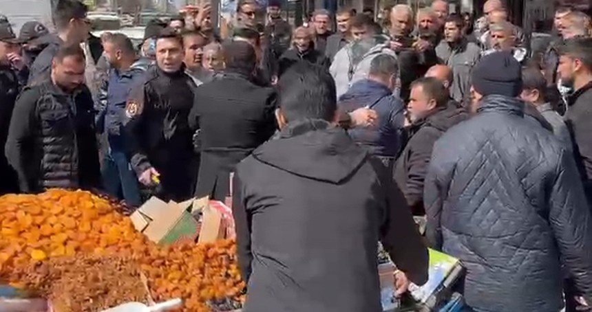 Van’da seyyar satıcılarla zabıta arasında arbede çıktı!
