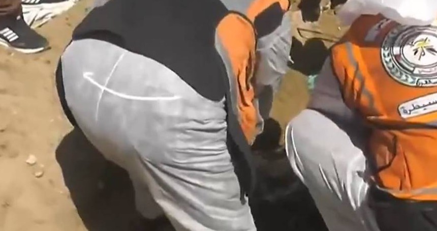 Gazzeliler şehitlerinin cesetlerini Şifa Hastanesinin avlusundan çıkarıyor