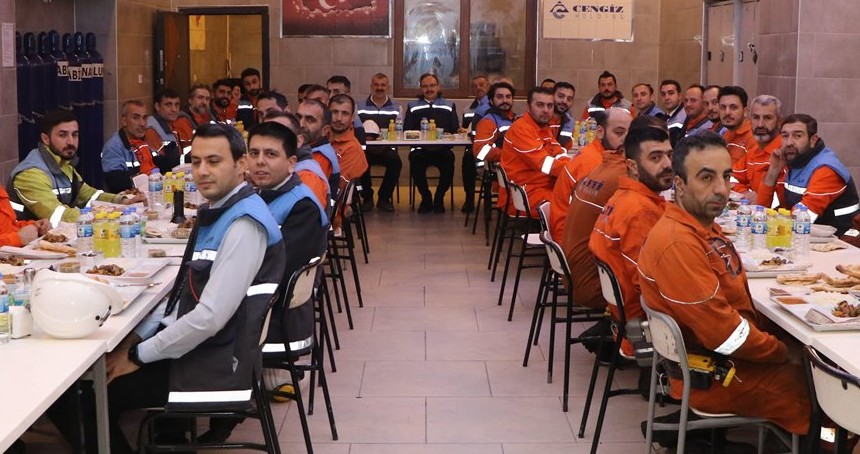 Vali Kızılkaya madencilerle 330 metre derinlikte oruç açtı