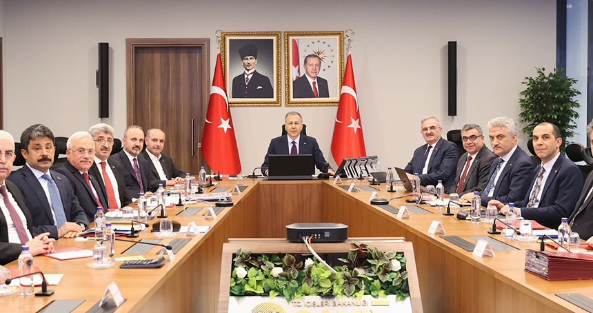 Bakan Yerlikaya: Sahipsiz hayvan konusunu el birliğiyle çözeceğiz
