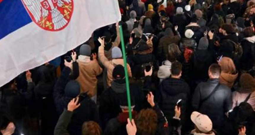 Sırbistan'da üniversite öğrencileri bir kez daha sokaklara döküldü