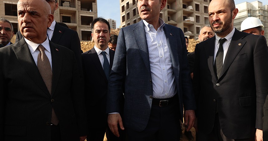 Bakan Kurum, Kahramanmaraş'ta afet konutları şantiyelerinde inceleme yaptı