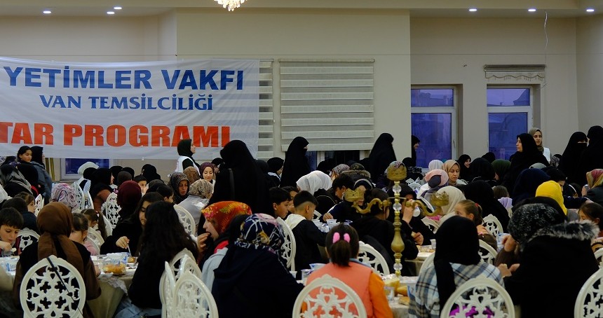 Van'da yetimlere iftar programı düzenlendi