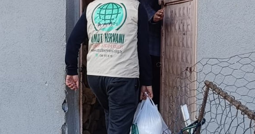 Umut Kervanı Sason'da onlarca aileye Ramazan kolisi dağıttı